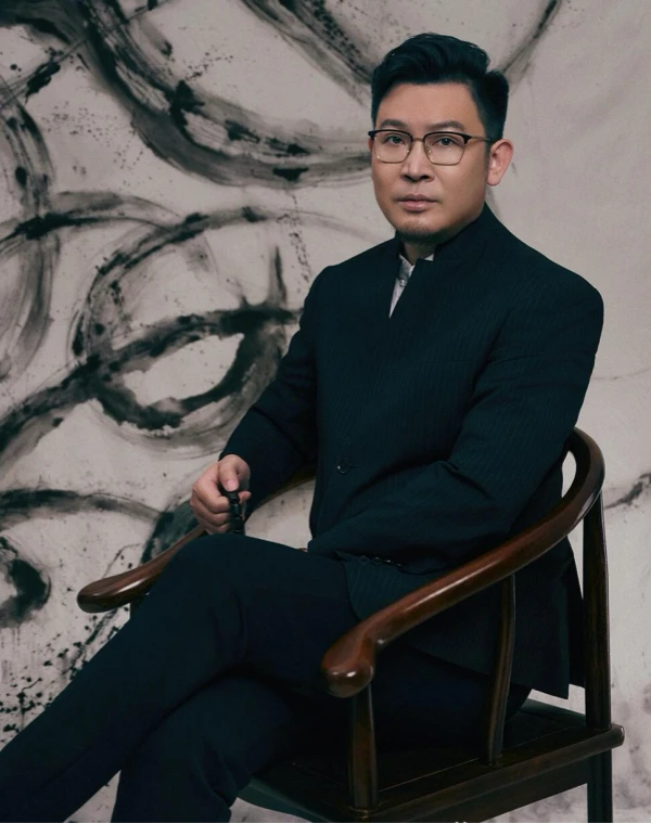 About Us:Portrait of Master Lin, the 5th-Generation Lin Family Feng Shui Master, sharing traditional wisdom.